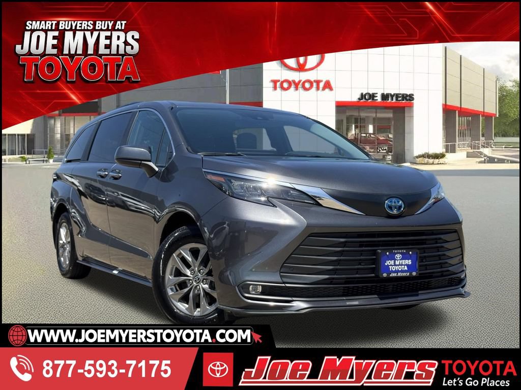 Used 2025 Toyota Sienna XLE FWD image 1
