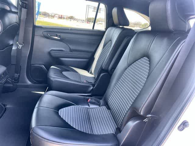 Used 2024 Toyota Highlander XSE FWD image 14