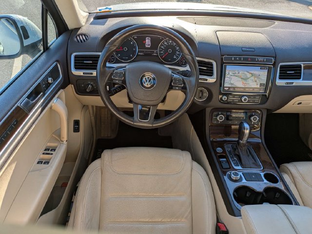 Used 2015 Volkswagen Touareg Sport AWD/4WD image 17