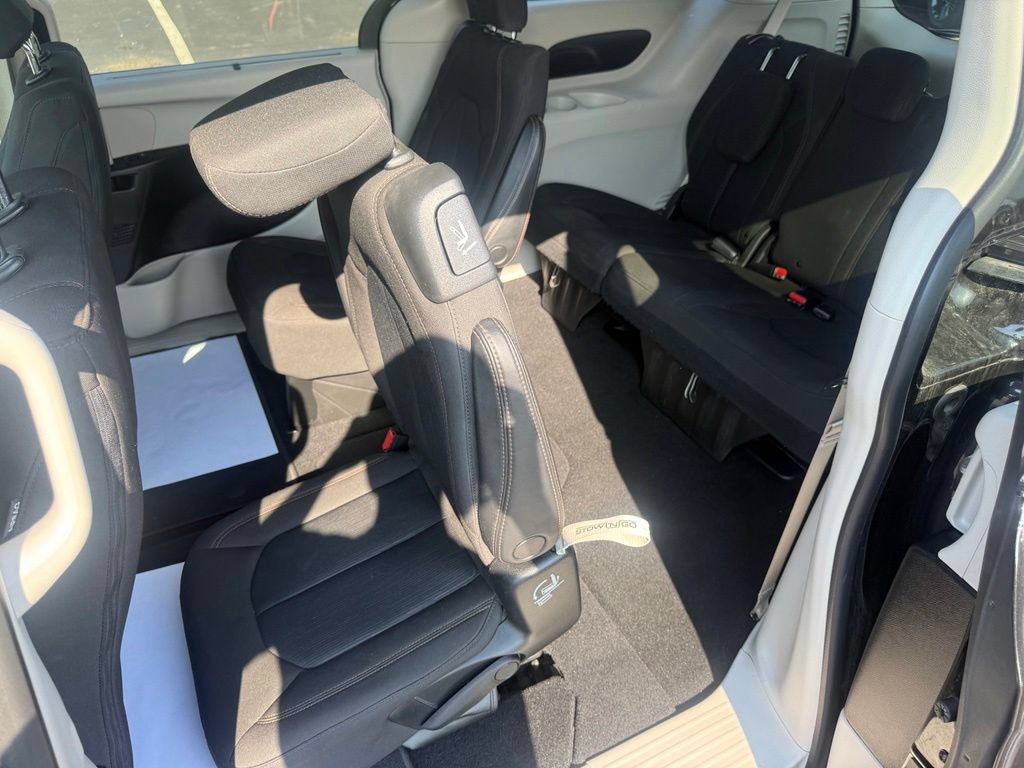 Used 2020 Chrysler Pacifica Touring w/ Advanced Safetytec Group FWD image 33