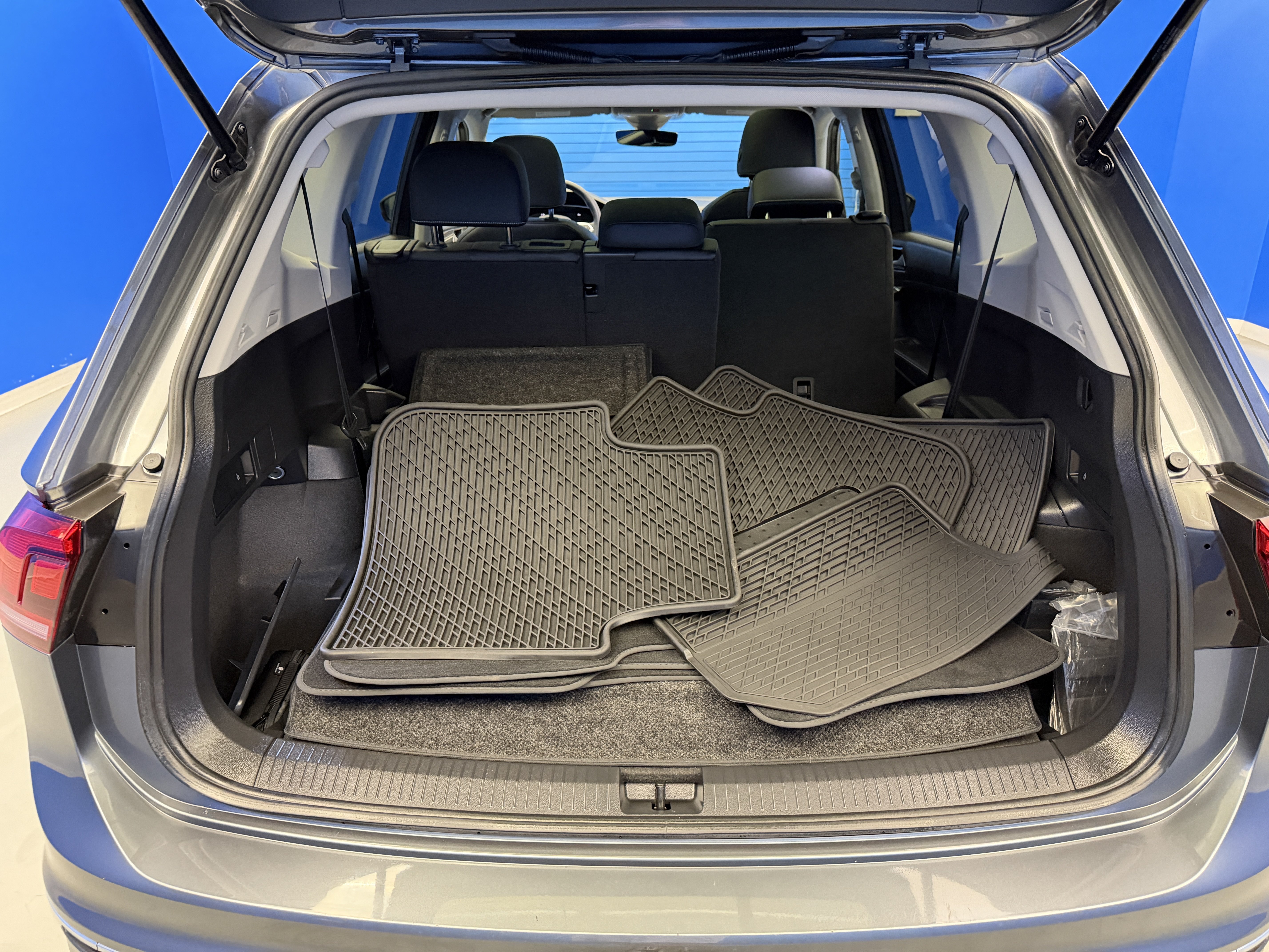 Used 2023 Volkswagen Tiguan SE w/ Panoramic Sunroof Package FWD image 27