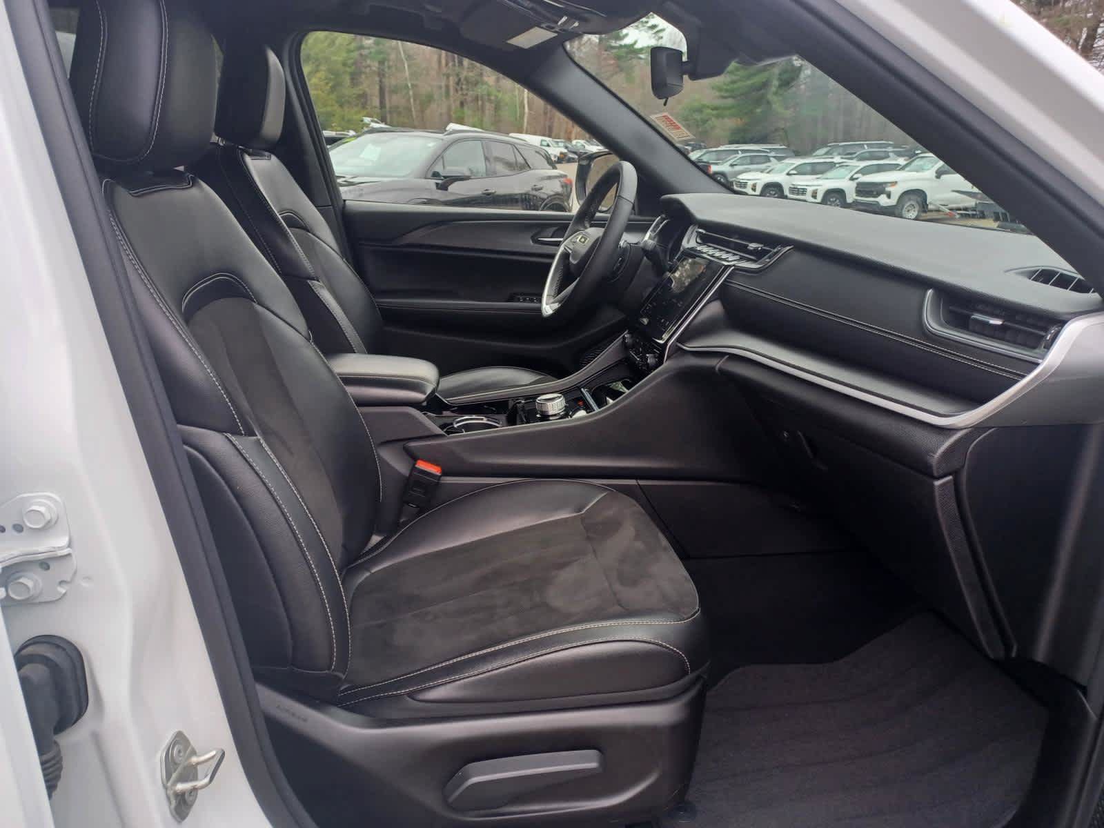 Used 2023 Jeep Grand Cherokee Altitude AWD/4WD image 21