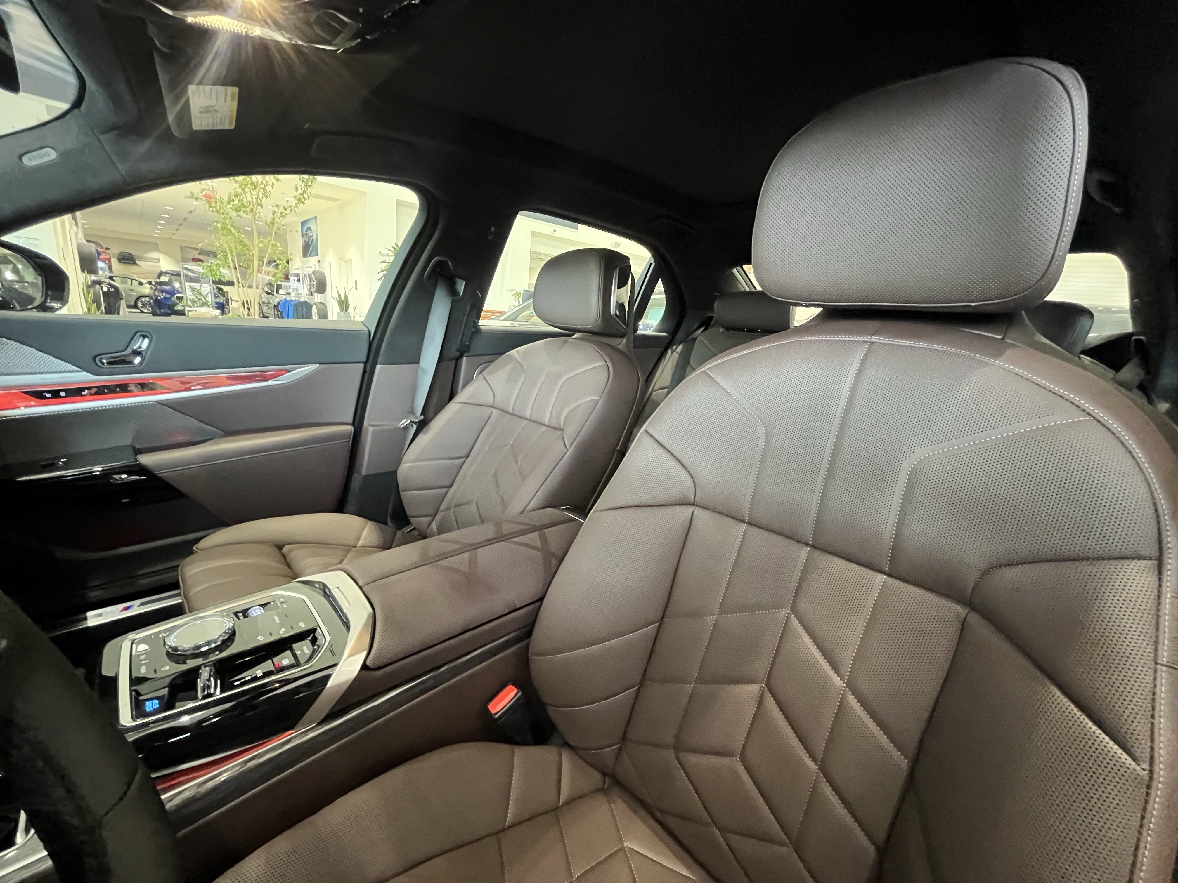 Used 2025 BMW i7 xDrive60 w/ Executive Package image 16