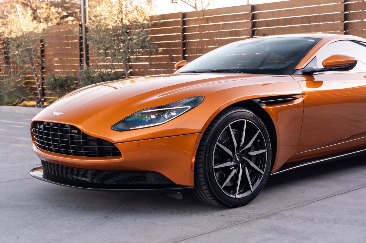 Used 2018 Aston Martin DB11 Coupe image 11