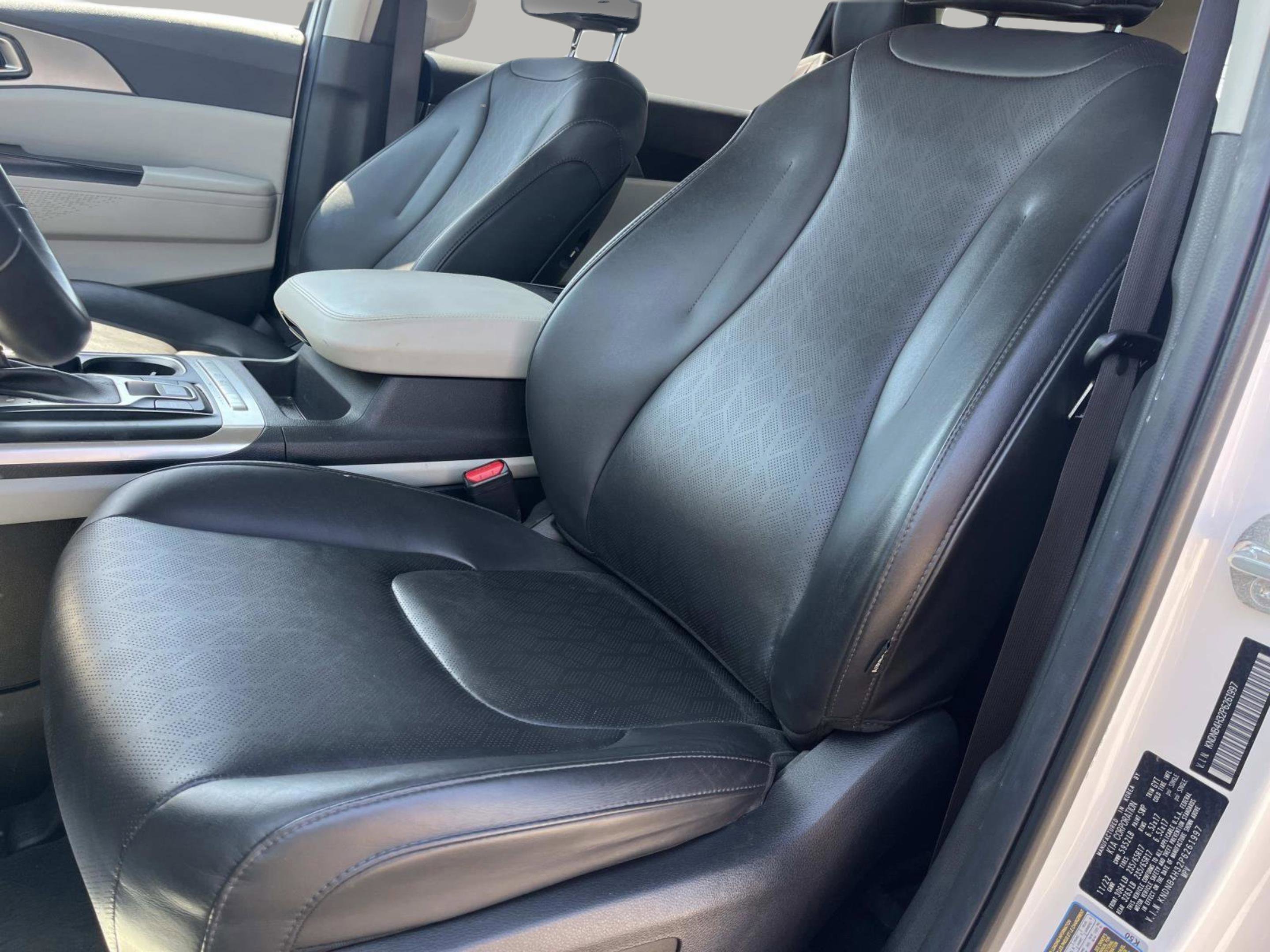 Used 2023 Kia Carnival LX FWD image 26