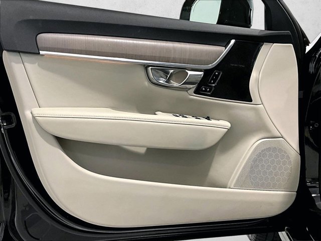 Used 2025 Volvo V90 B6 Cross Country Plus w/ Protection Package Premier AWD/4WD image 18