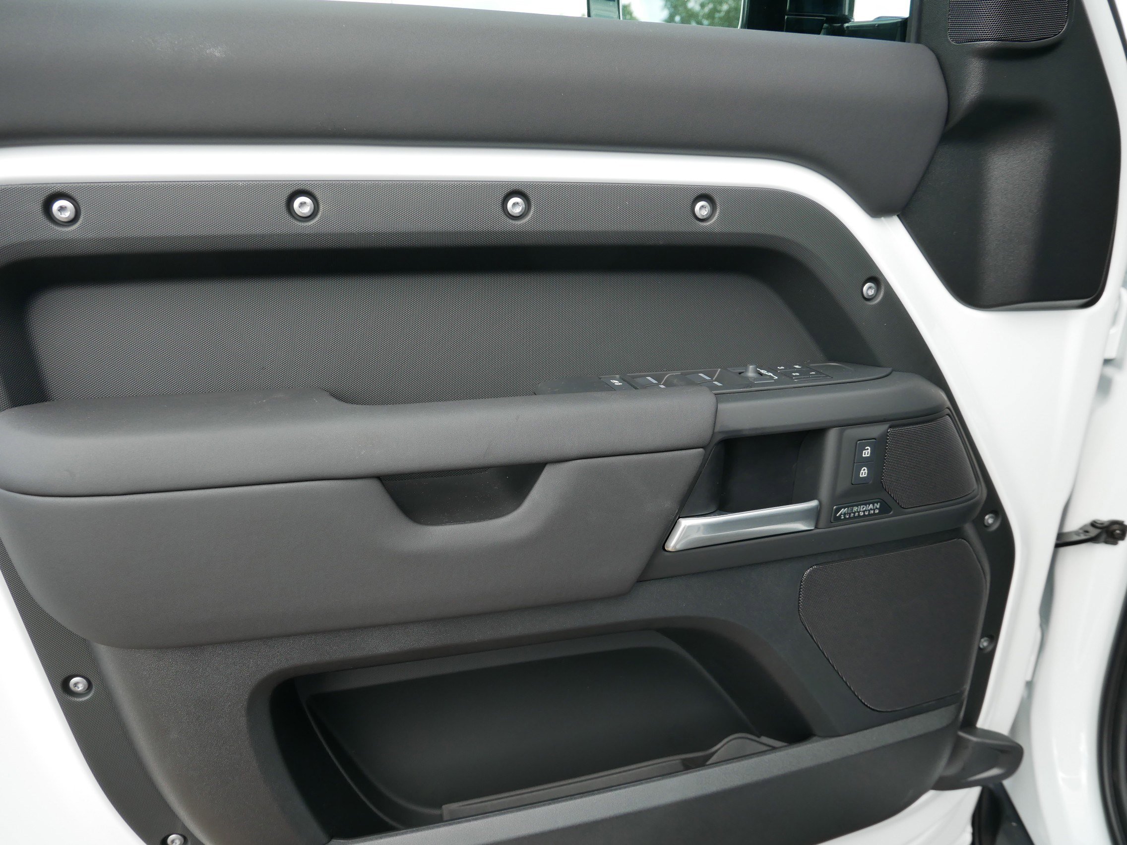 New 2025 Land Rover Defender 130 X-Dynamic SE image 4