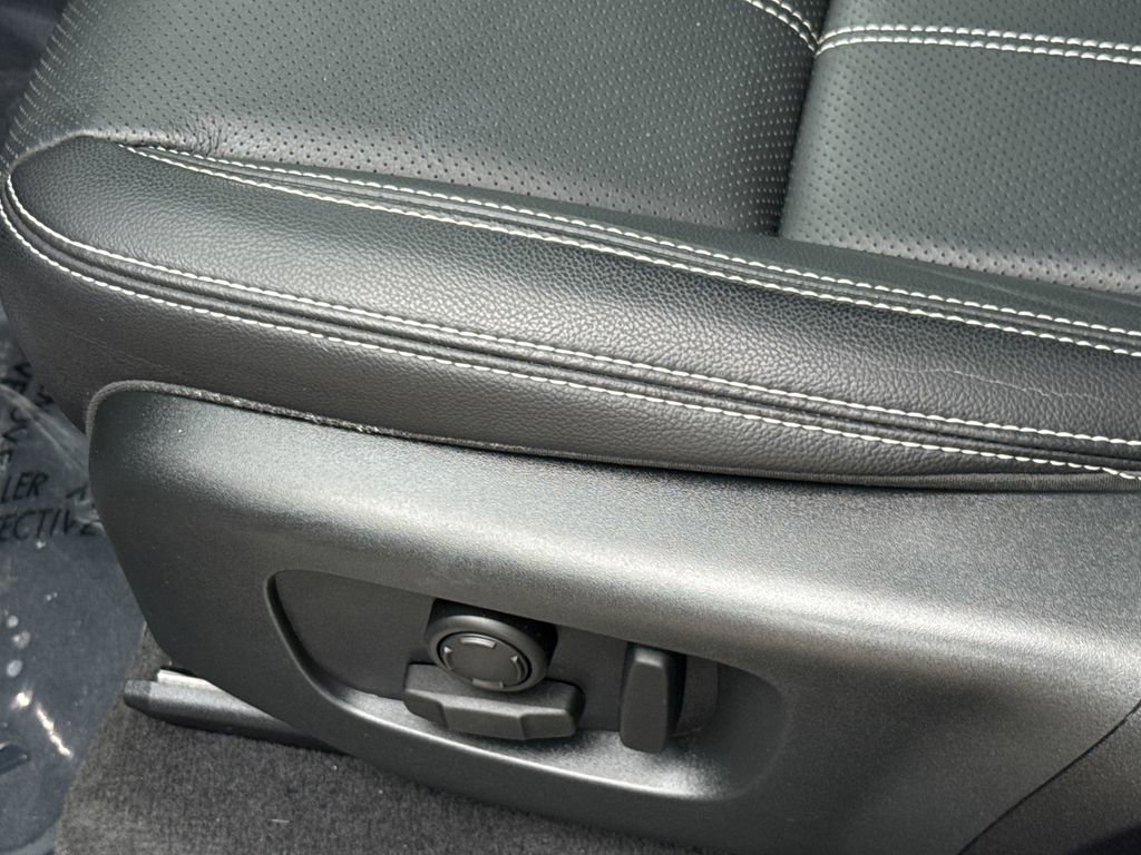 Used 2023 Land Rover Range Rover Velar R-Dynamic S image 25