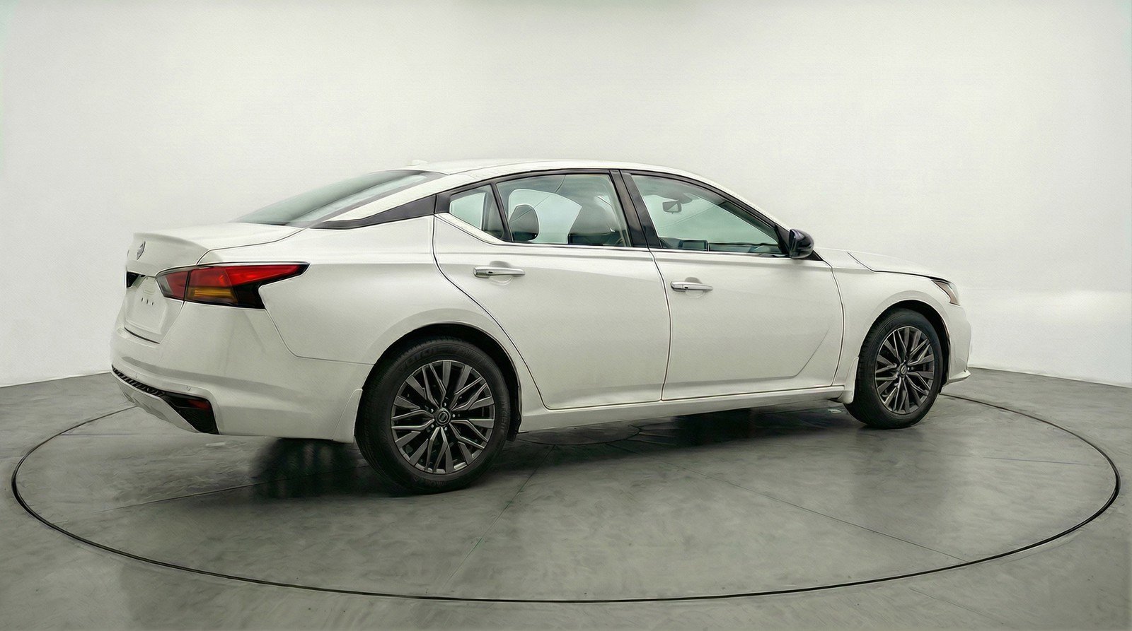 Used 2025 Nissan Altima 2.5 SV image 9