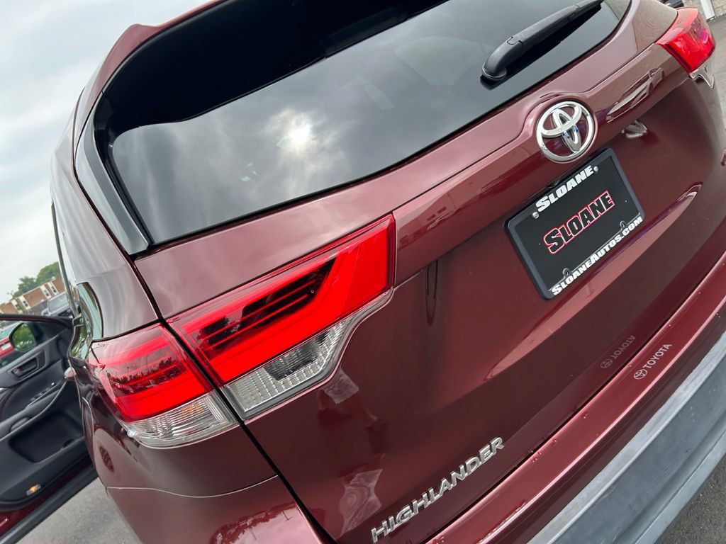 Used 2019 Toyota Highlander LE AWD/4WD image 18