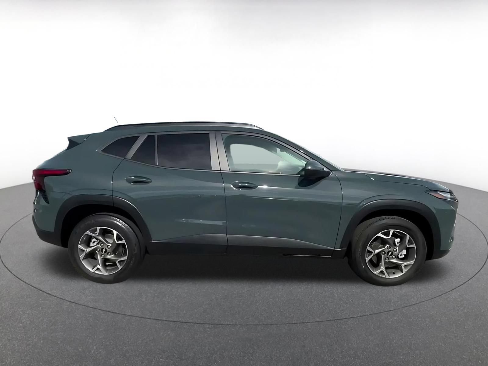 Used 2025 Chevrolet Trax LT w/ LT Convenience Package FWD image 16