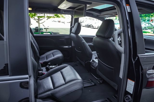 Used 2020 Toyota Sienna SE Premium FWD image 24