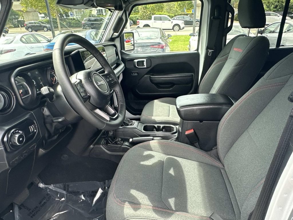 Used 2025 Jeep Wrangler Unlimited Rubicon w/ Convenience Group AWD/4WD image 16