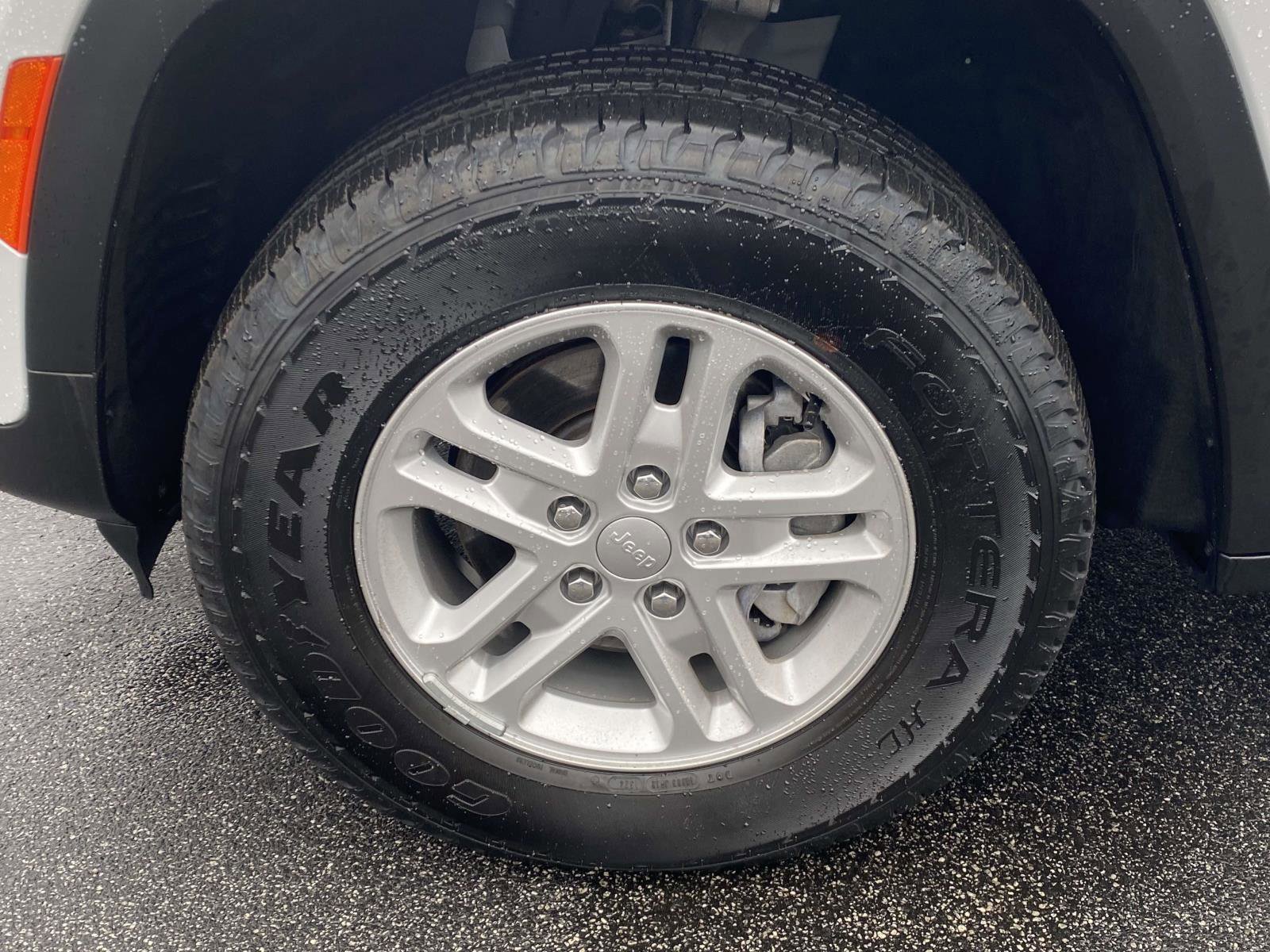 Certified 2024 Jeep Grand Cherokee Laredo image 25