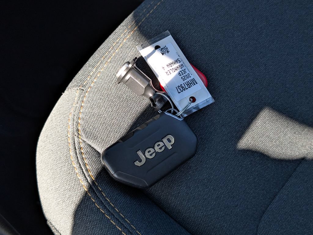 Used 2025 Jeep Wrangler Unlimited Sahara AWD/4WD image 33