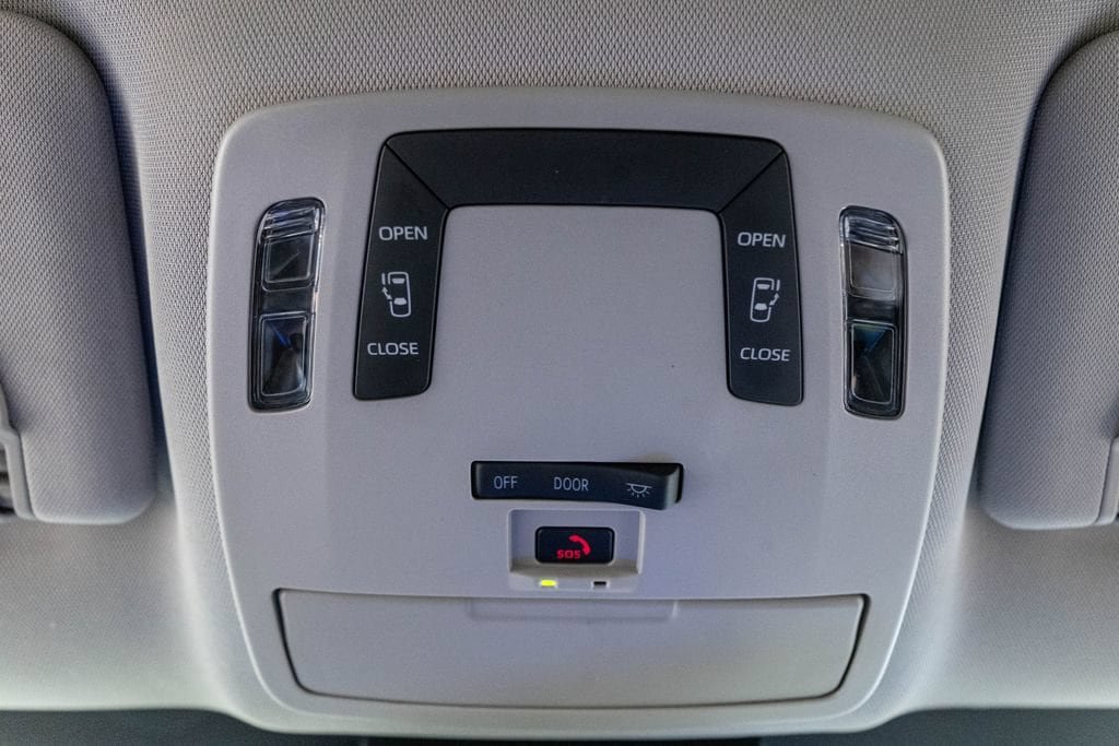 Used 2025 Toyota Sienna LE FWD image 28