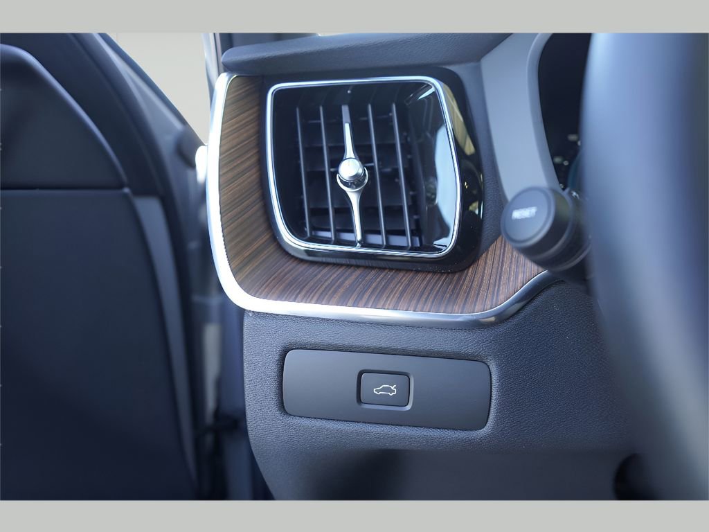 New 2025 Volvo XC60 B5 Plus w/ Climate Package AWD/4WD image 10