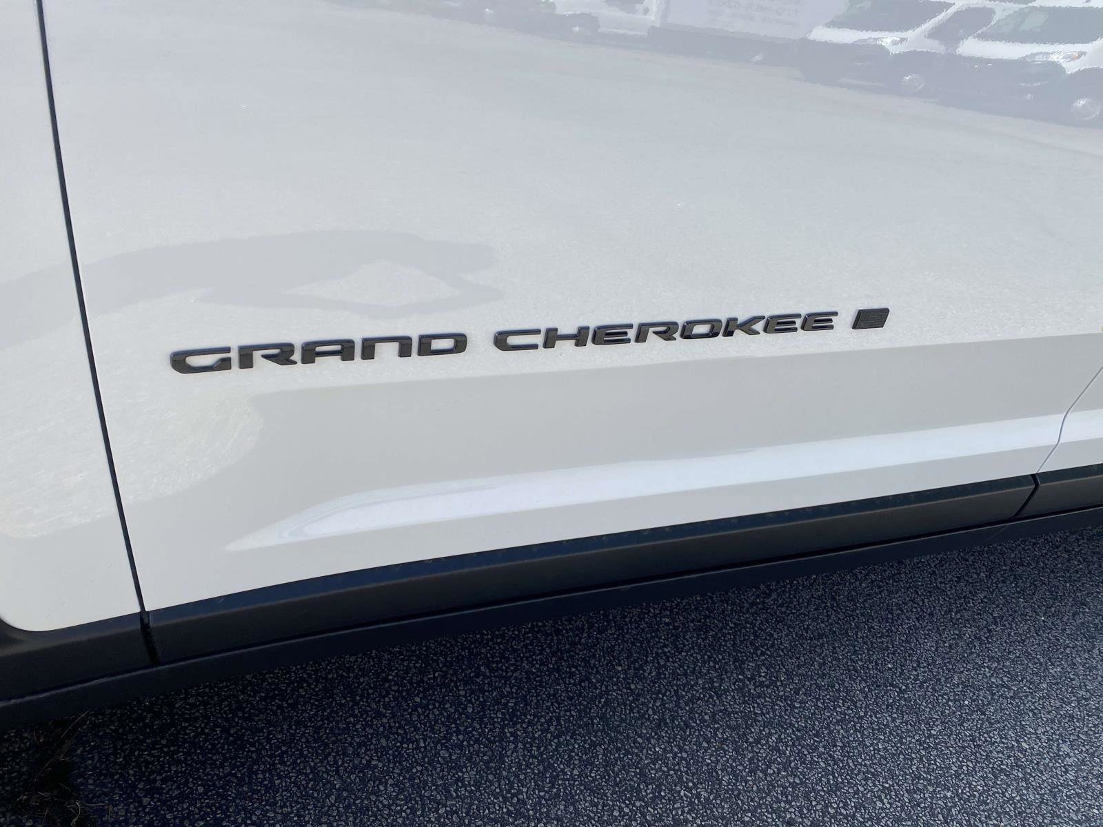 New 2025 Jeep Grand Cherokee Altitude image 14