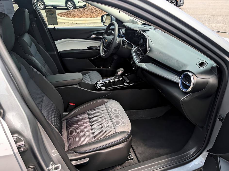 Used 2025 Chevrolet Trax LT FWD image 24