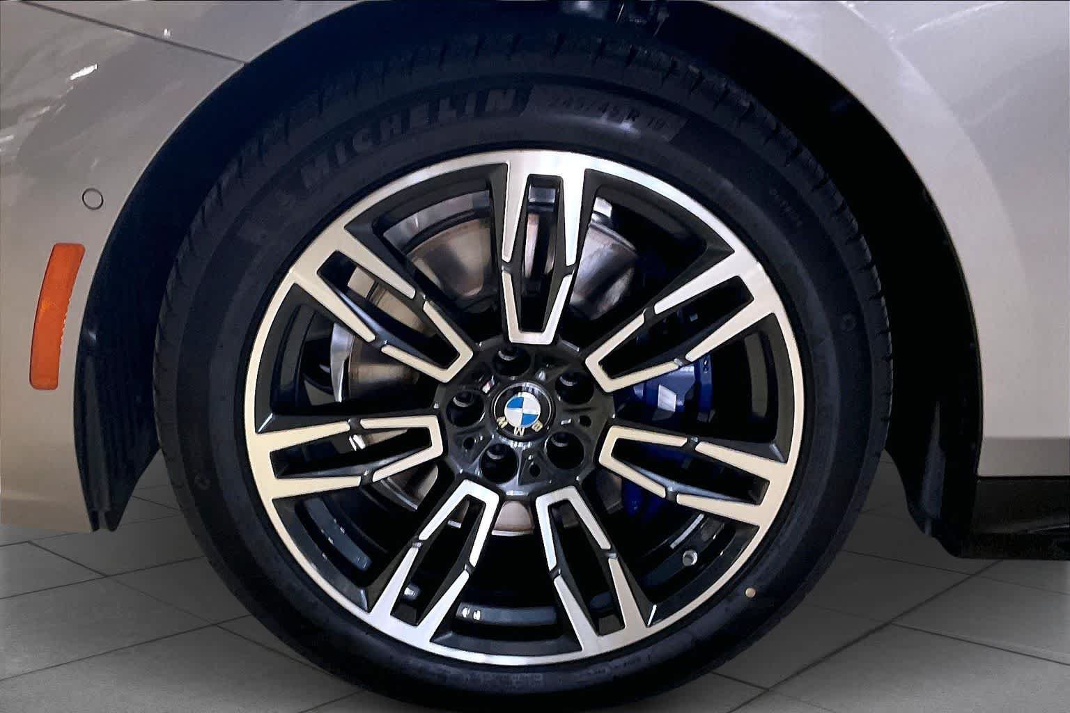 Used 2026 BMW 530i xDrive w/ M Sport Package AWD/4WD image 11