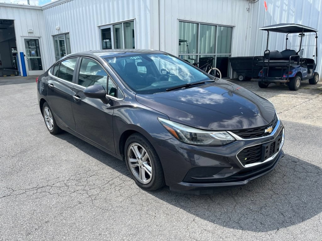 Used 2017 Chevrolet Cruze LT FWD image 2