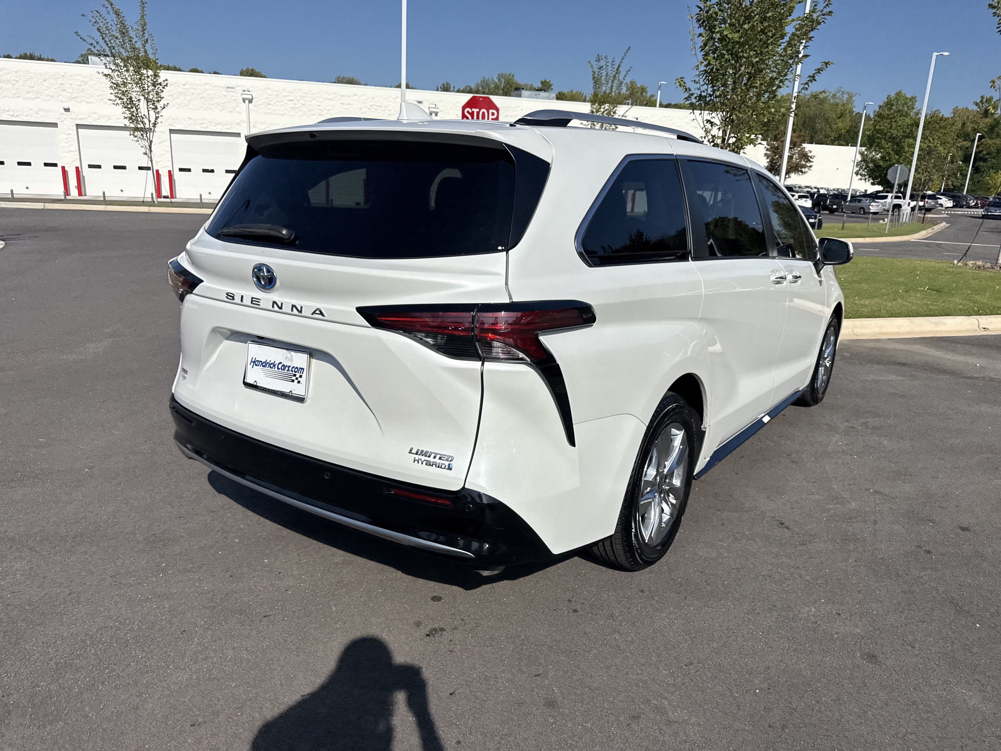 Used 2023 Toyota Sienna Limited FWD image 10