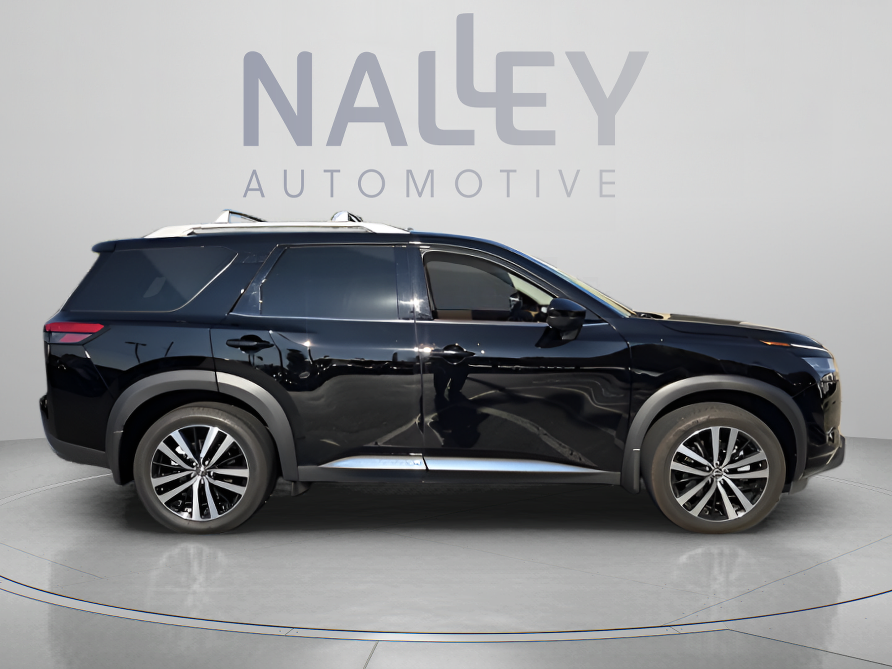 Used 2024 Nissan Pathfinder Platinum FWD image 6