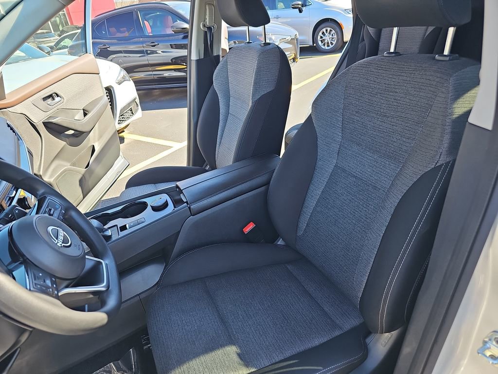 Used 2022 Nissan Rogue SV image 14