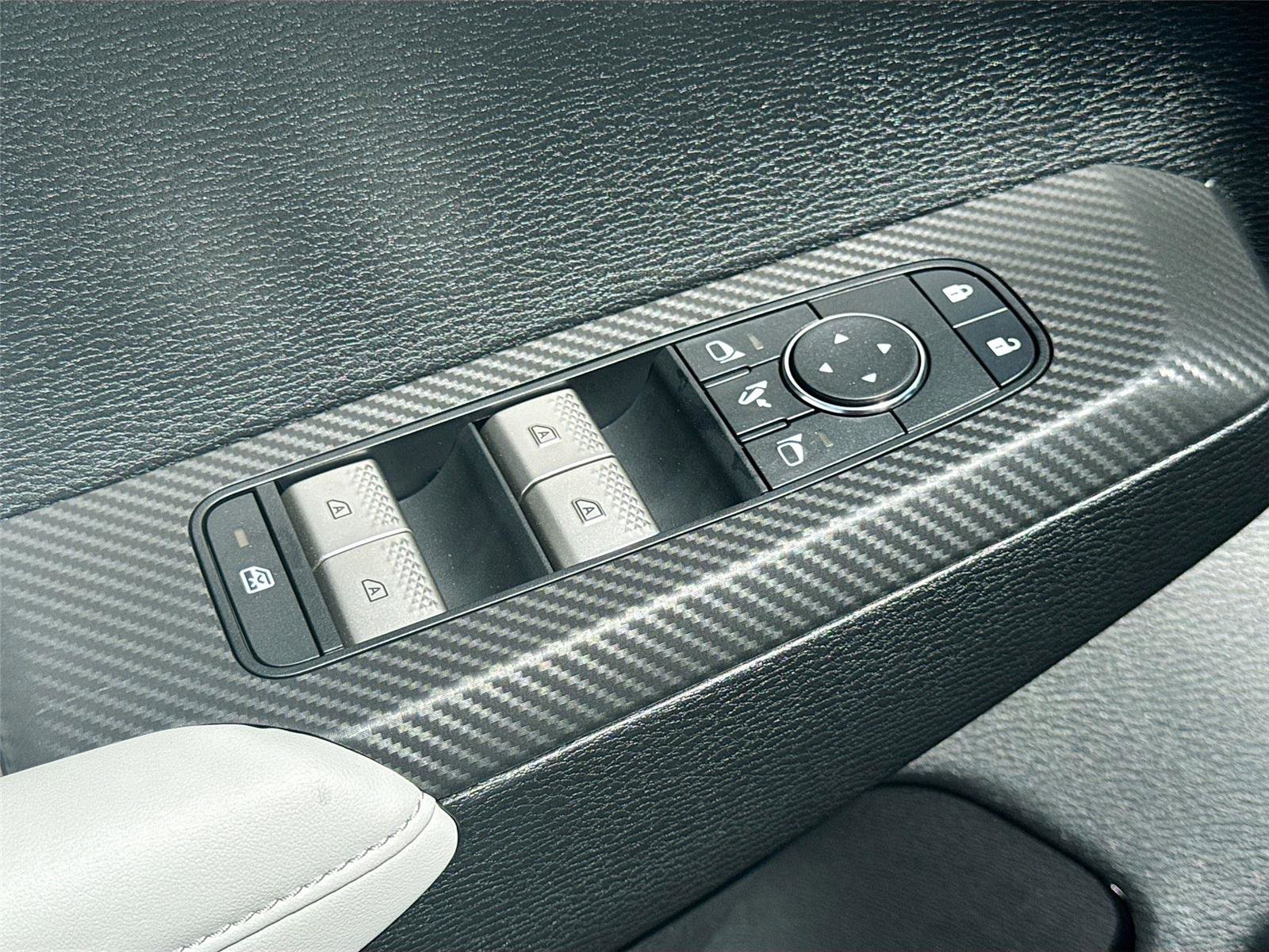 New 2025 Mitsubishi Outlander SE image 18
