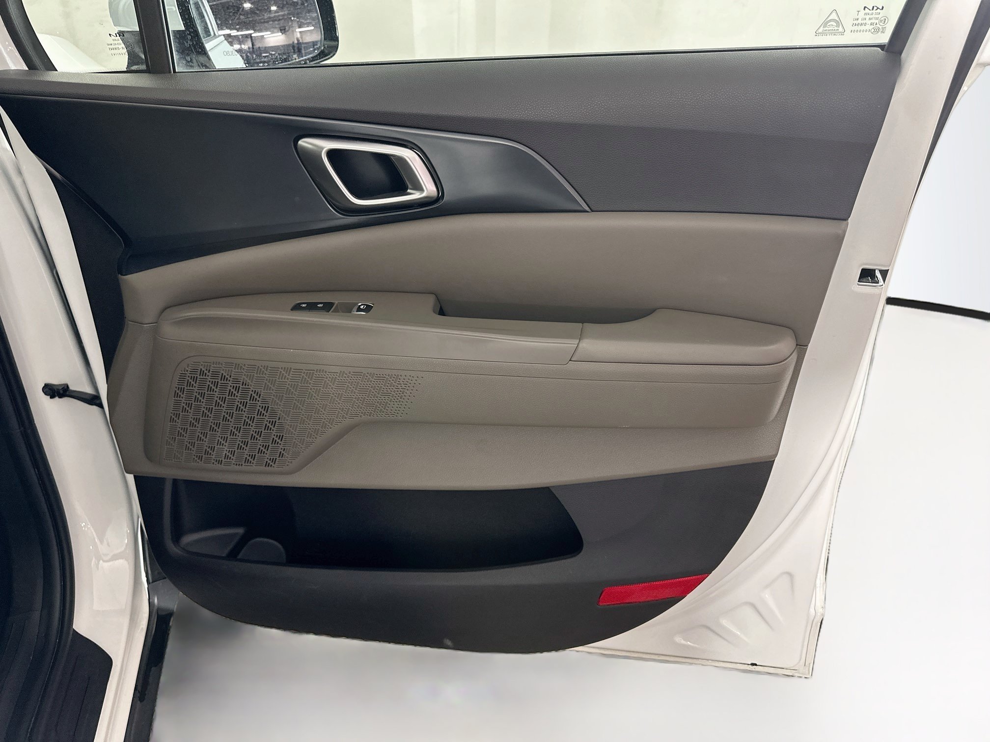Used 2025 Kia Carnival FWD image 34