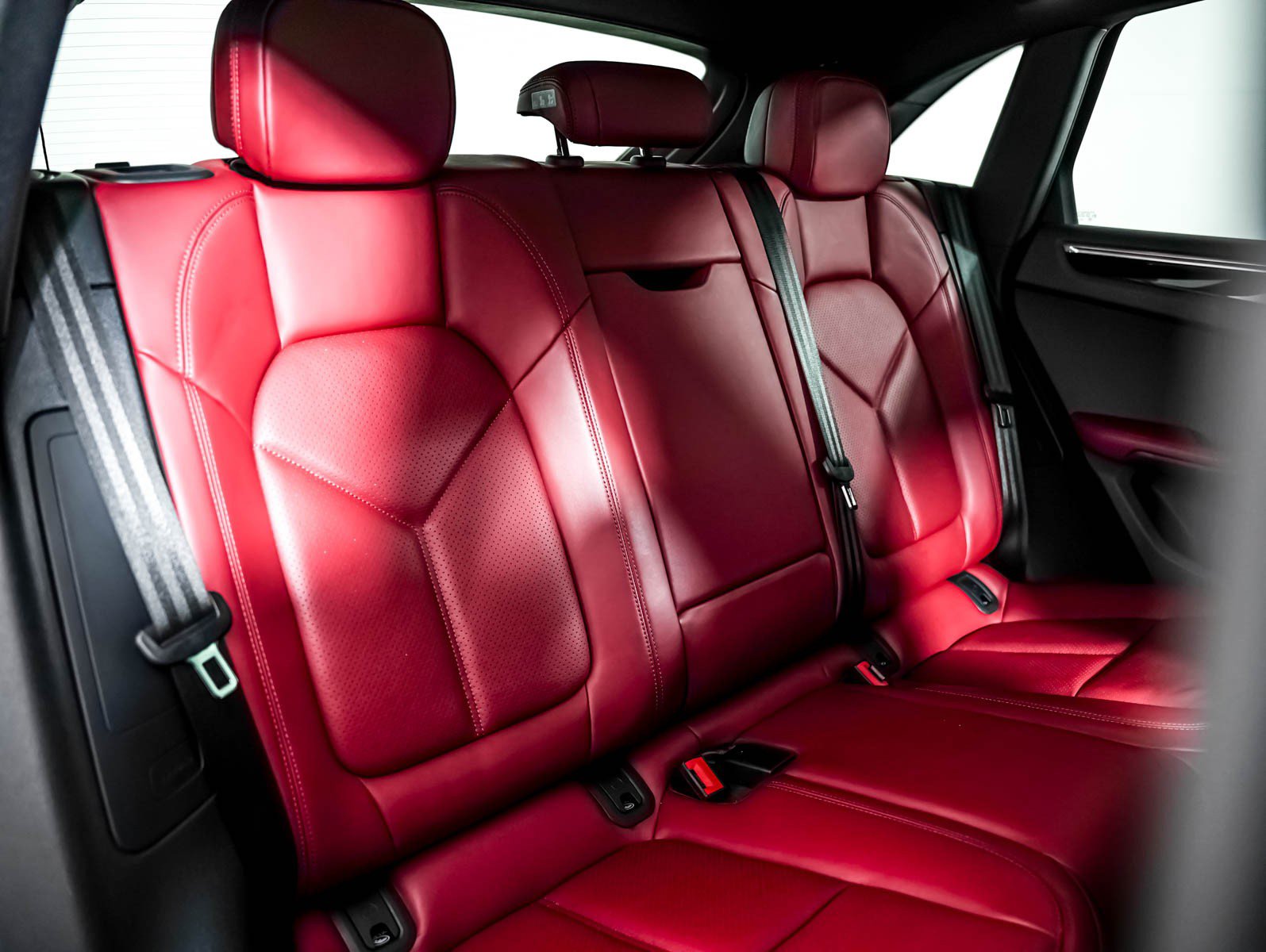 Certified 2023 Porsche Macan AWD/4WD image 6