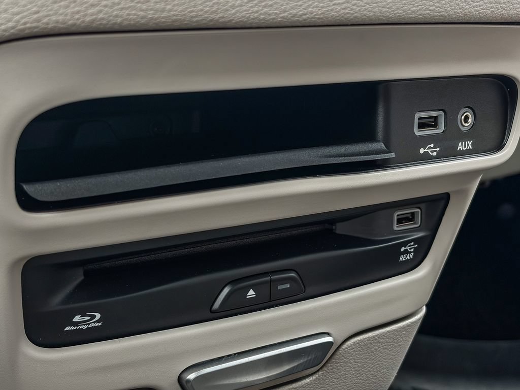 Used 2017 Chrysler Pacifica Limited w/ UConnect Theater Package FWD image 32