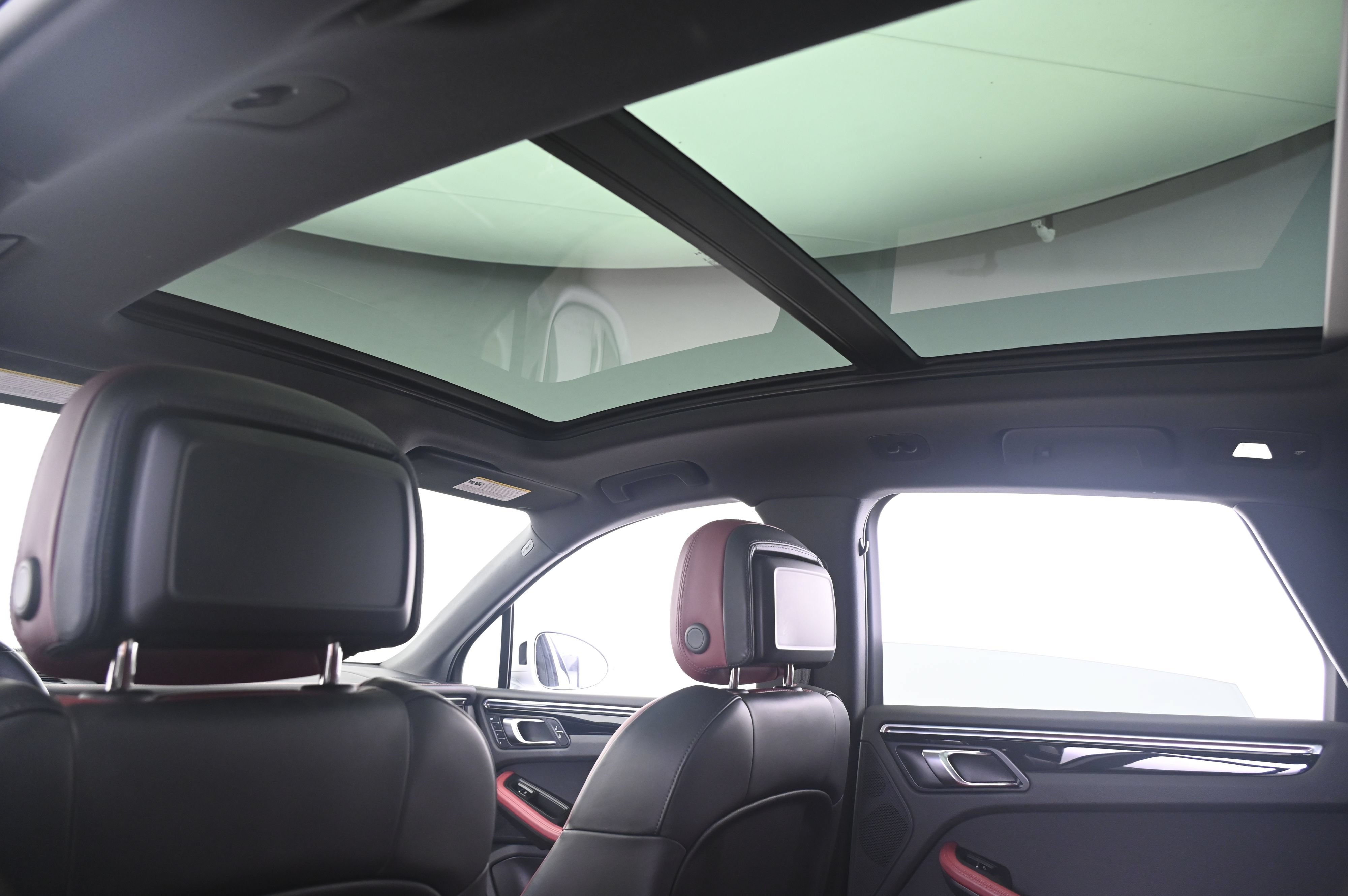 Certified 2022 Porsche Macan AWD/4WD image 25