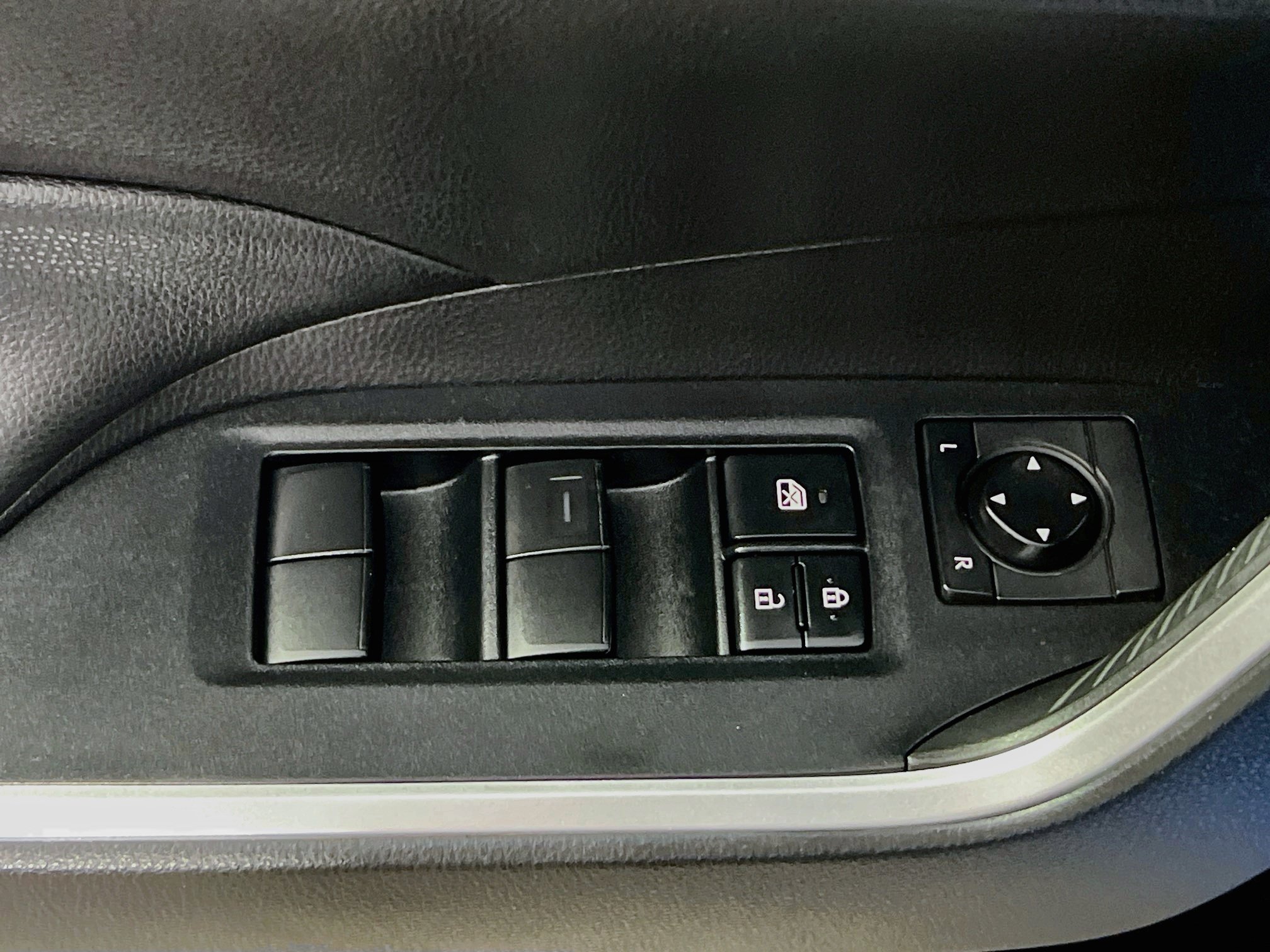 Used 2020 Toyota RAV4 LE FWD image 15