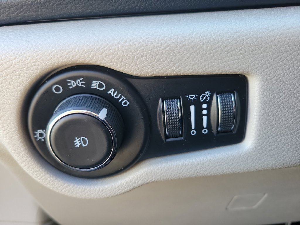 Used 2024 Chrysler Pacifica Touring-L FWD image 28