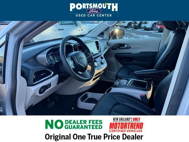 Used 2024 Chrysler Pacifica Touring-L image 5