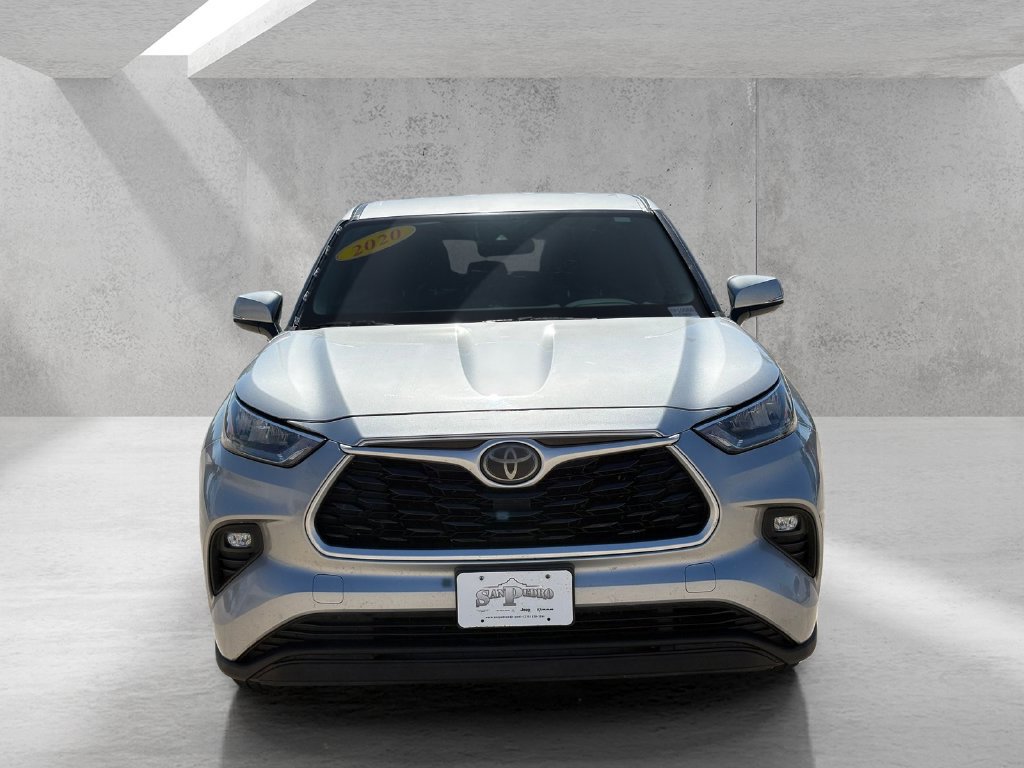 Used 2020 Toyota Highlander LE FWD image 2