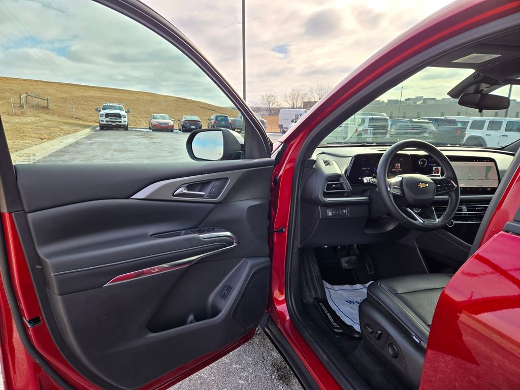 Used 2025 Chevrolet Traverse LT image 10