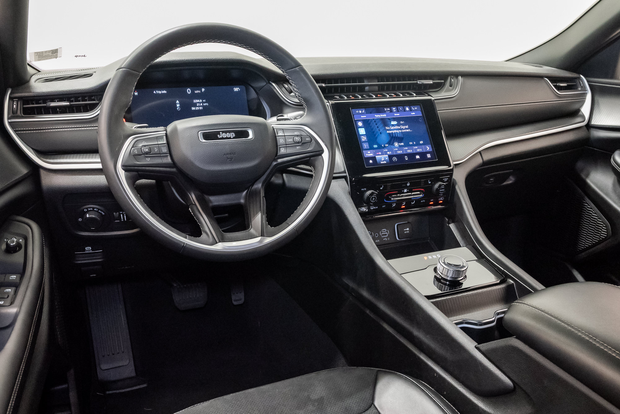 Used 2025 Jeep Grand Cherokee Altitude AWD/4WD image 7