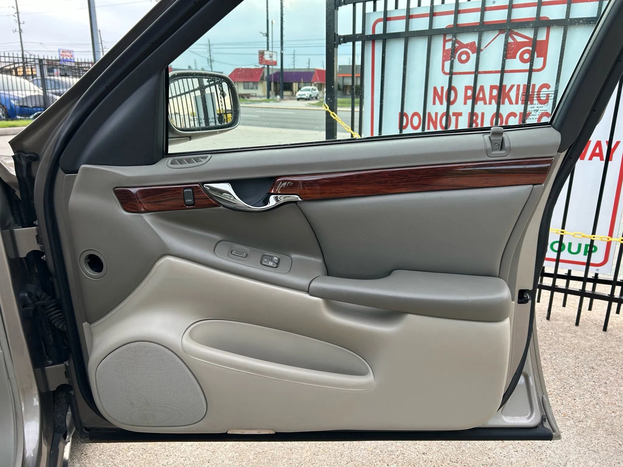 Used 2000 Cadillac De Ville Sedan w/ Comfort/Convenience Pkg FWD image 14