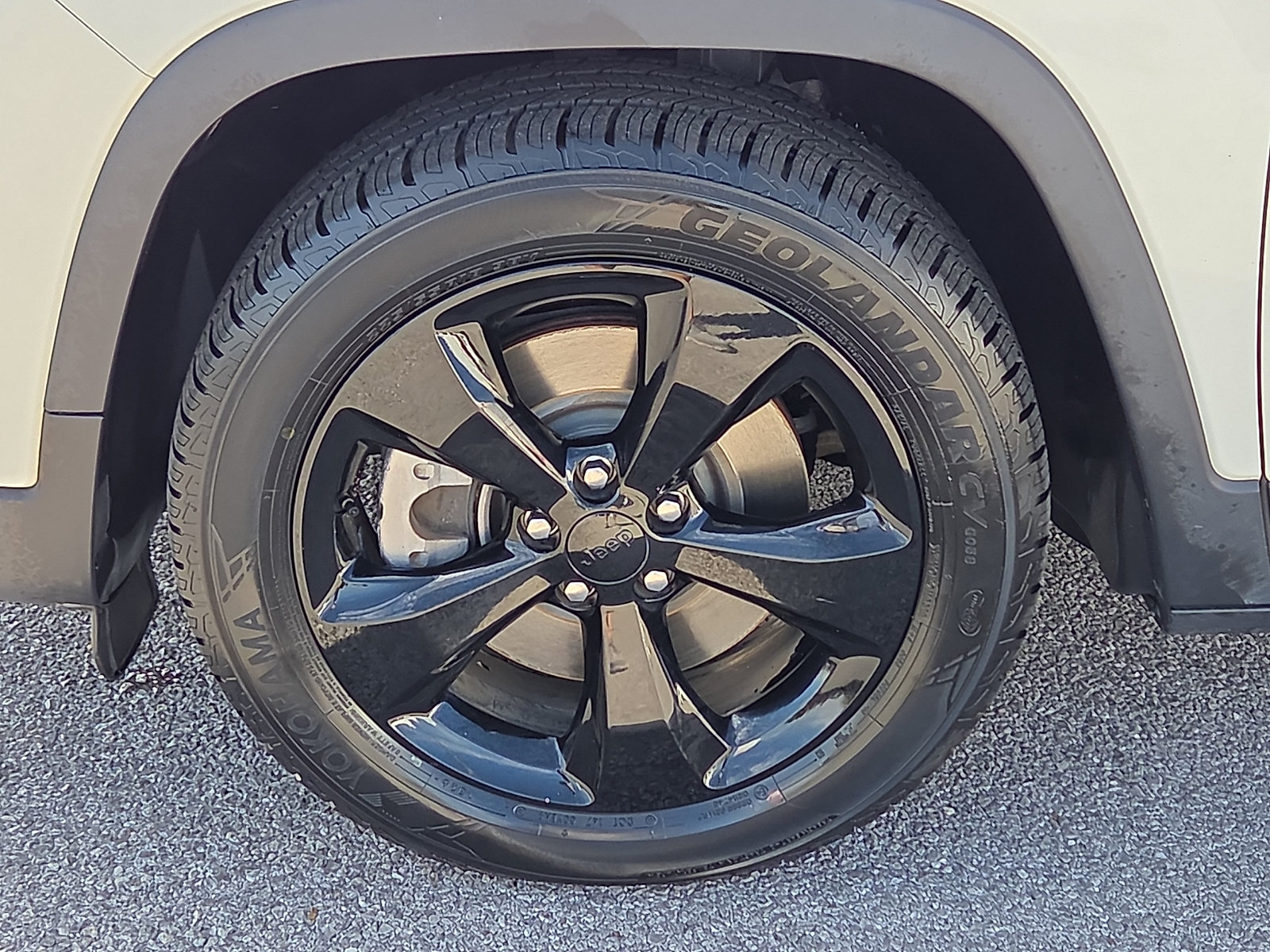 Used 2019 Jeep Cherokee Latitude Plus FWD image 7