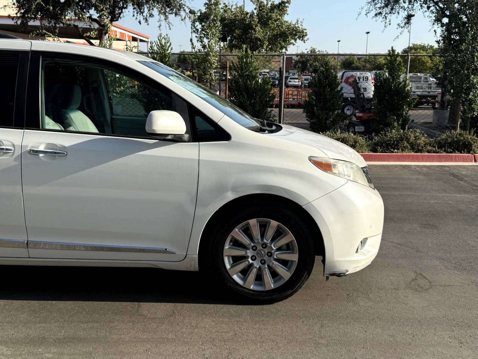 Used 2012 Toyota Sienna Limited w/ Premium Pkg FWD image 4