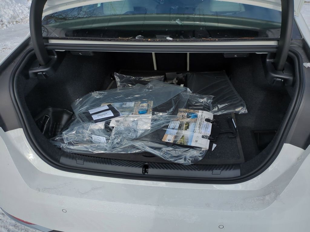 New 2026 BMW 550e xDrive w/ Executive Package image 24