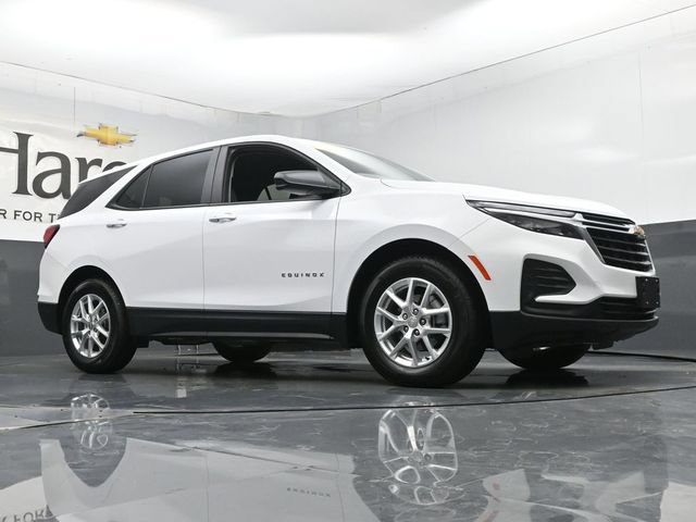 Used 2023 Chevrolet Equinox LS w/ LS Convenience Package FWD image 2