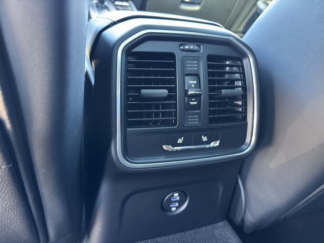 Used 2025 Porsche Macan AWD/4WD image 18