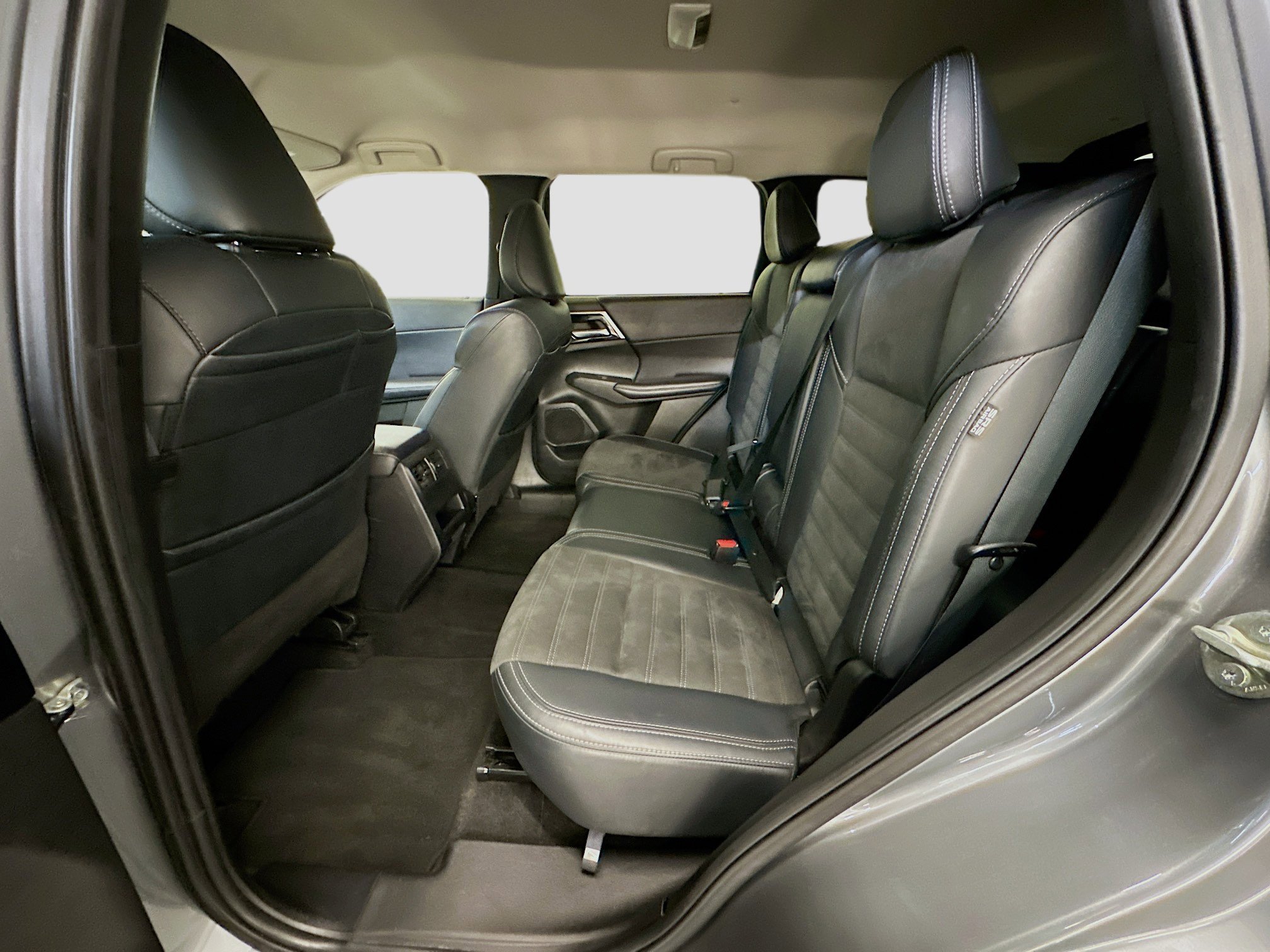 Used 2024 Mitsubishi Outlander SE image 29