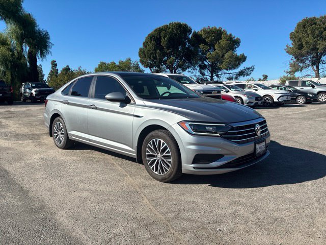 Used 2019 Volkswagen Jetta SEL w/ Cold Weather Package FWD image 2