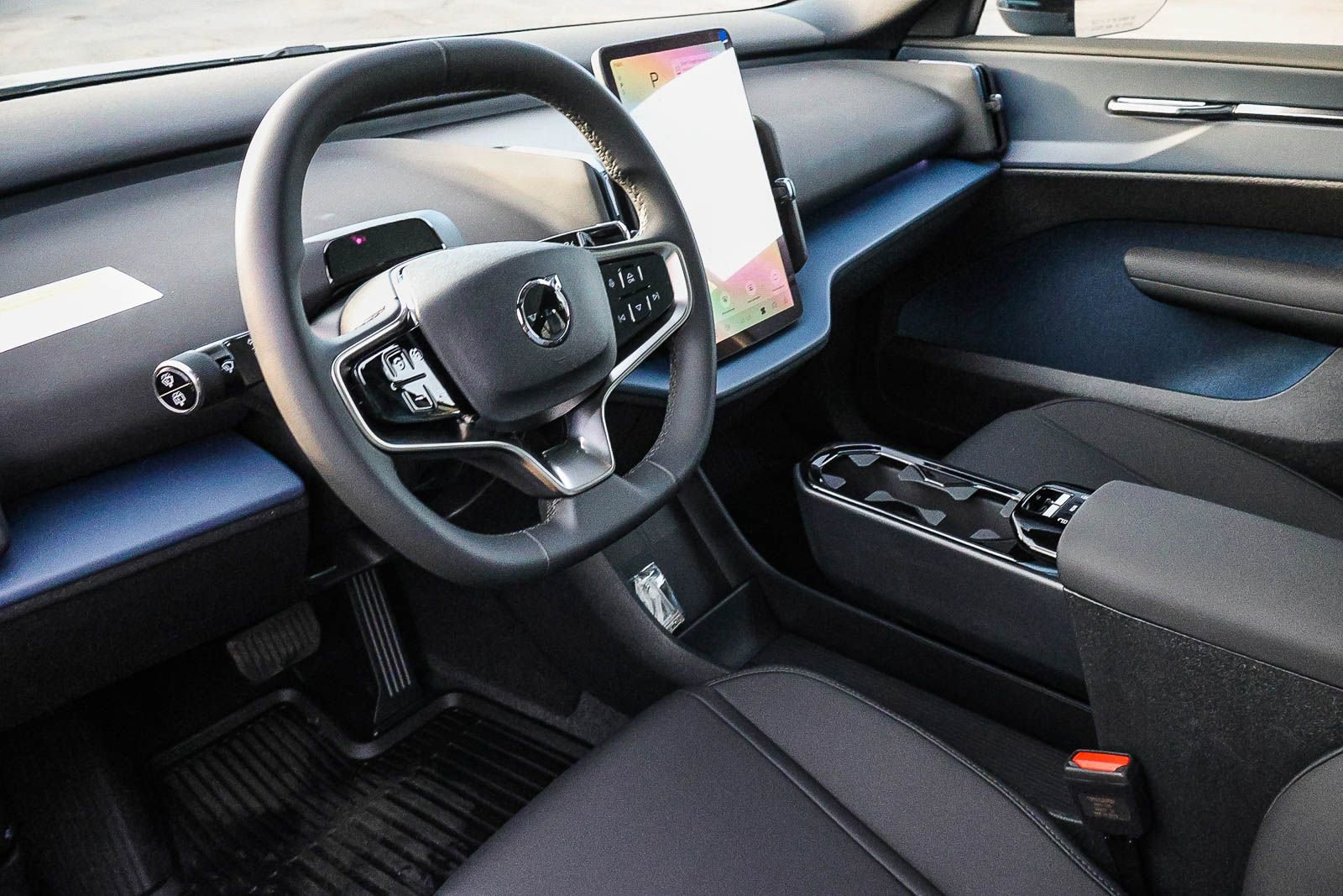 New 2026 Volvo EX30 Plus w/ Protection Package image 25