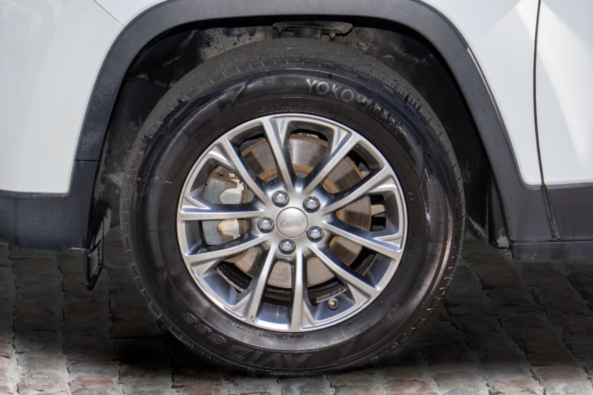 Used 2019 Jeep Cherokee Latitude Plus w/ Comfort/Convenience Group image 38