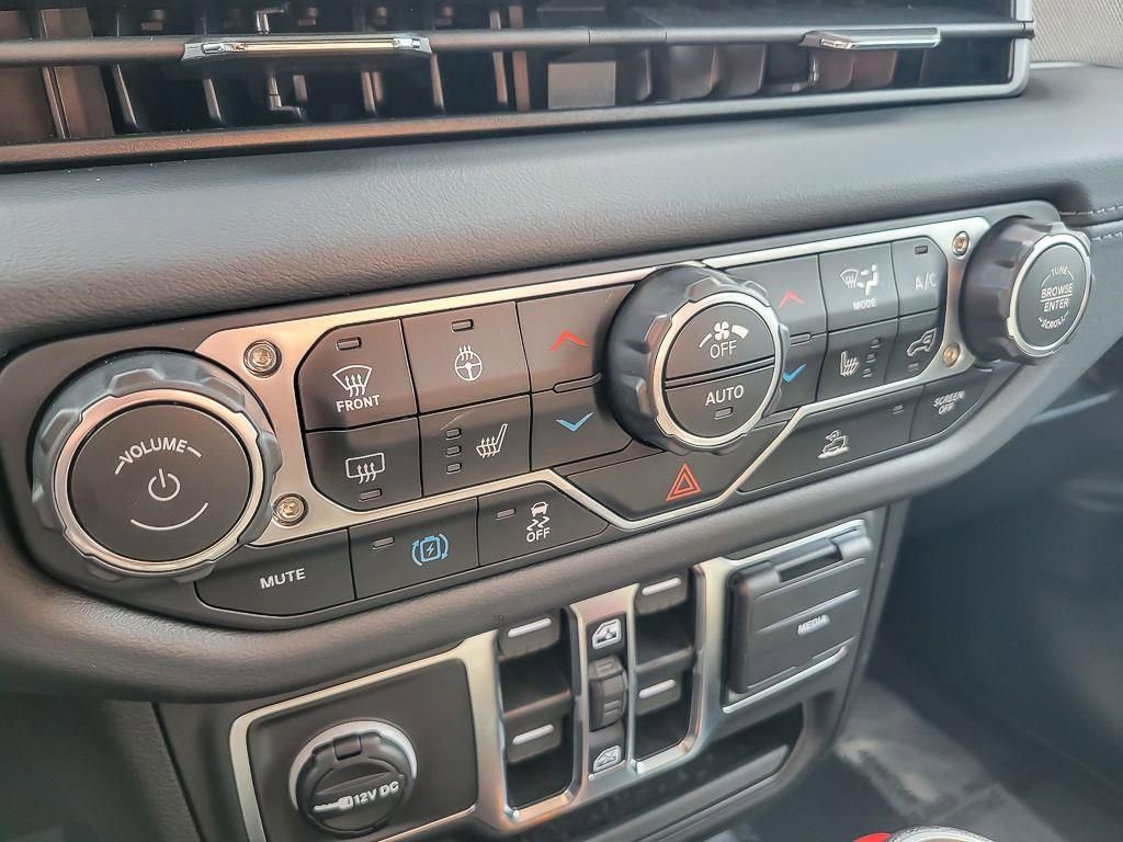 Used 2025 Jeep Wrangler Unlimited Sahara image 15